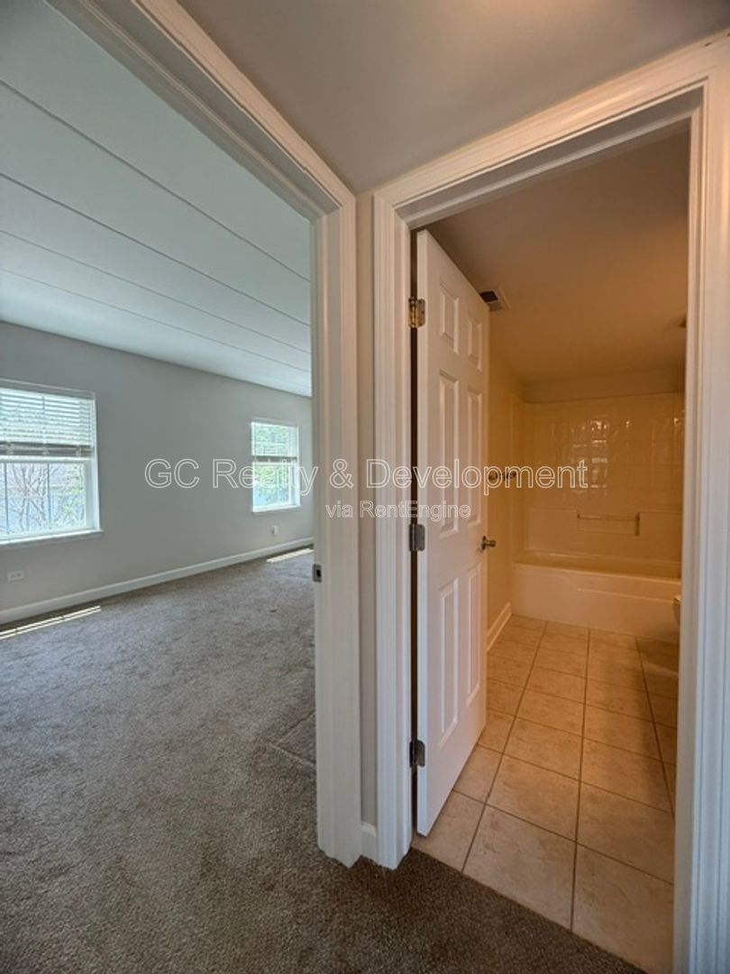 *** 2 BDRM - 2 BTH / TONS OF CLOSET SPACE / DETACHED GARAGE / CENTRAL AC / STORAGE CLOSET *** property image