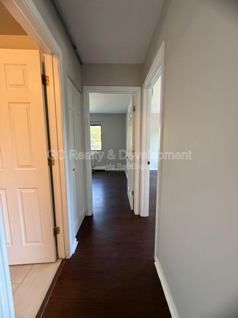 *** 2 BDRM / PARKING INCLUDED / LAUNDRY ON SITE / ONLY PAY ELECTRIC *** property image