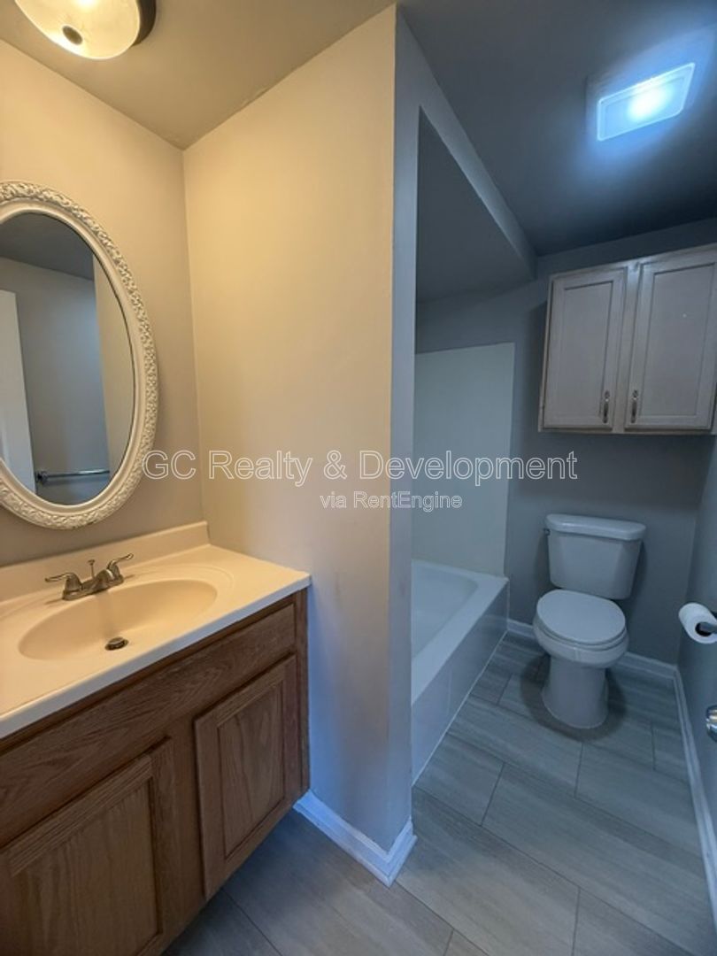 *** 2 BDRM / PARKING INCLUDED / LAUNDRY ON SITE / ONLY PAY ELECTRIC *** property image