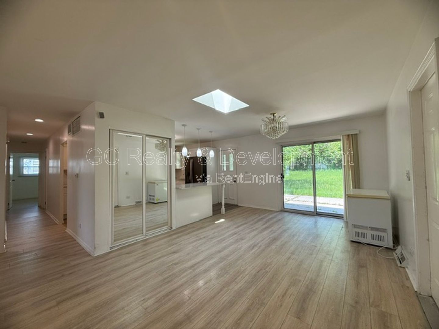 *** 3 BDRM - 2 BTH / CENTRAL AC / IN UNIT LAUNDRY / UPDATED THROUGHOUT / FENCED YARD *** property image
