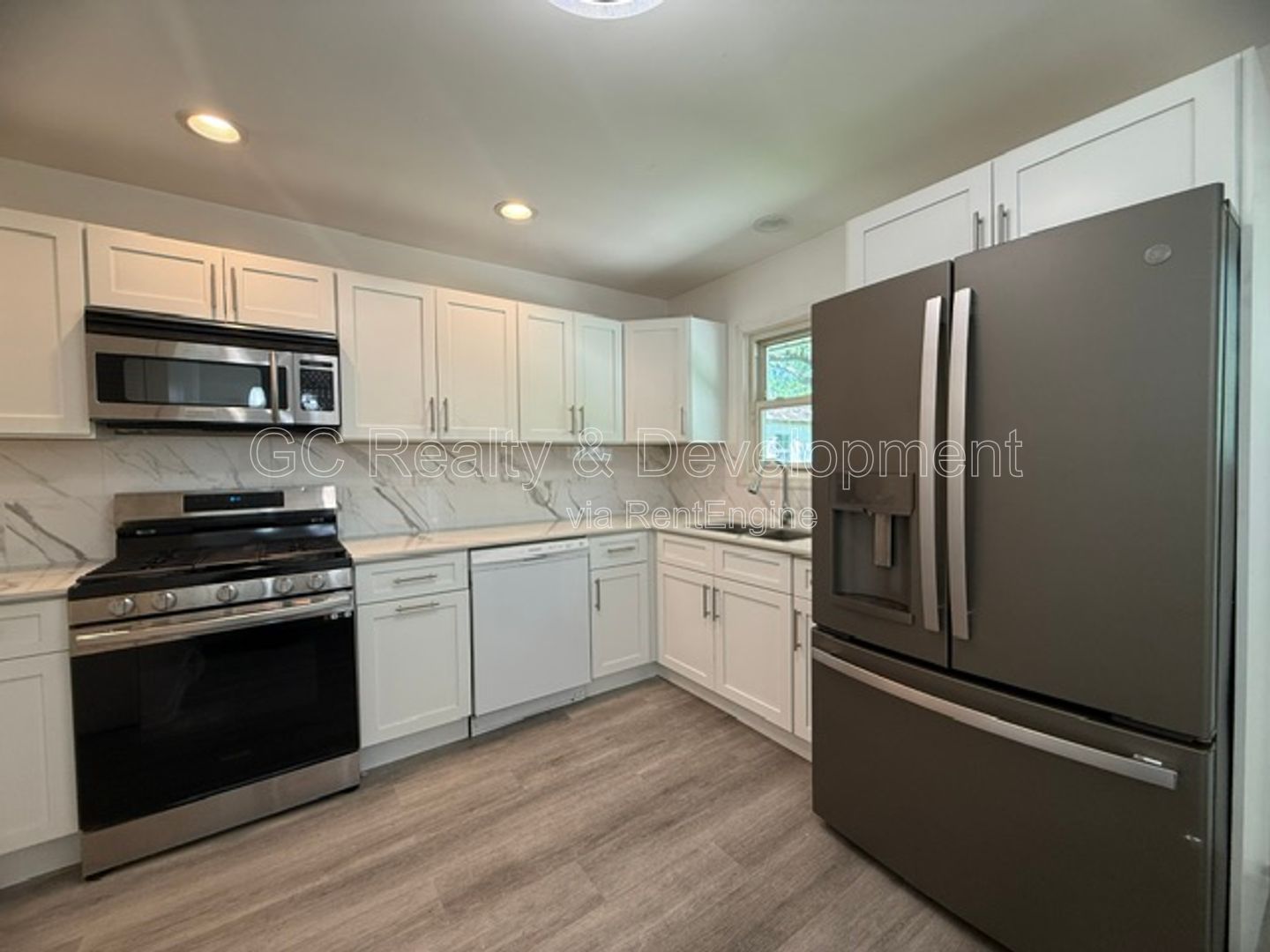 *** 3 BDRM - 2 BTH / CENTRAL AC / IN UNIT LAUNDRY / UPDATED THROUGHOUT / FENCED YARD *** property image