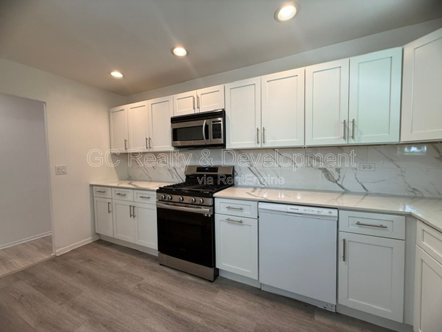 *** 3 BDRM - 2 BTH / CENTRAL AC / IN UNIT LAUNDRY / UPDATED THROUGHOUT / FENCED YARD *** property image