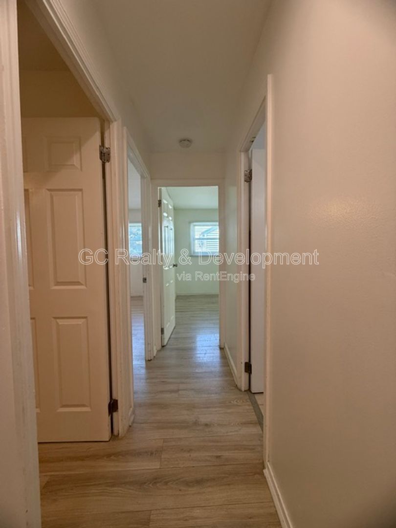*** 3 BDRM - 2 BTH / CENTRAL AC / IN UNIT LAUNDRY / UPDATED THROUGHOUT / FENCED YARD *** property image