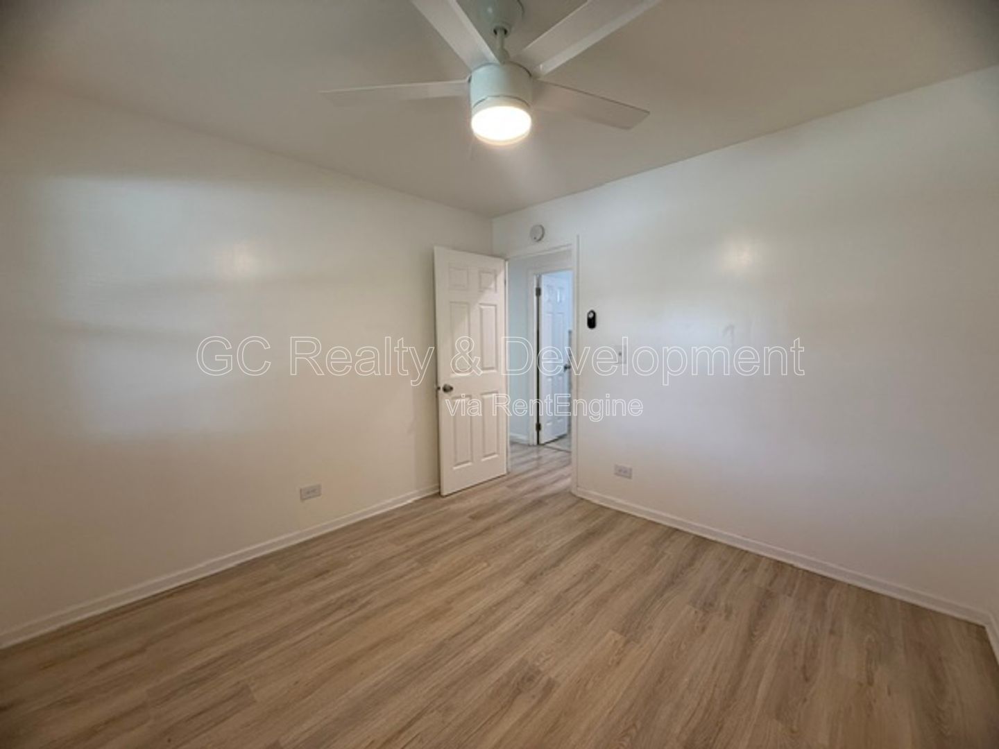 *** 3 BDRM - 2 BTH / CENTRAL AC / IN UNIT LAUNDRY / UPDATED THROUGHOUT / FENCED YARD *** property image