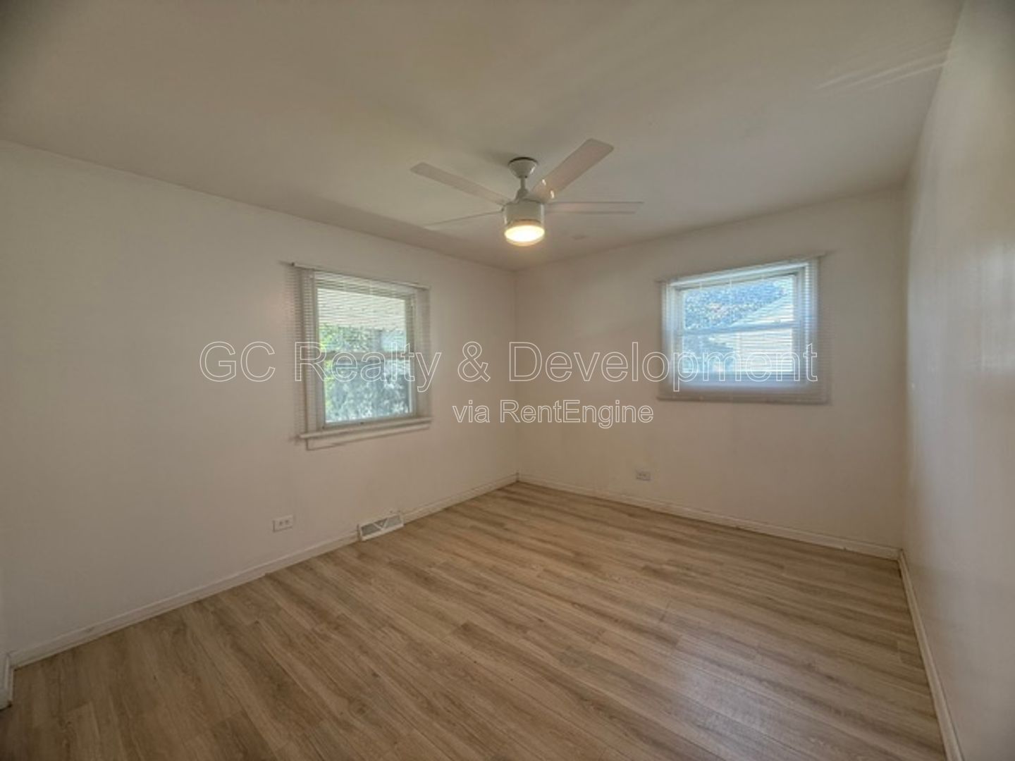 *** 3 BDRM - 2 BTH / CENTRAL AC / IN UNIT LAUNDRY / UPDATED THROUGHOUT / FENCED YARD *** property image