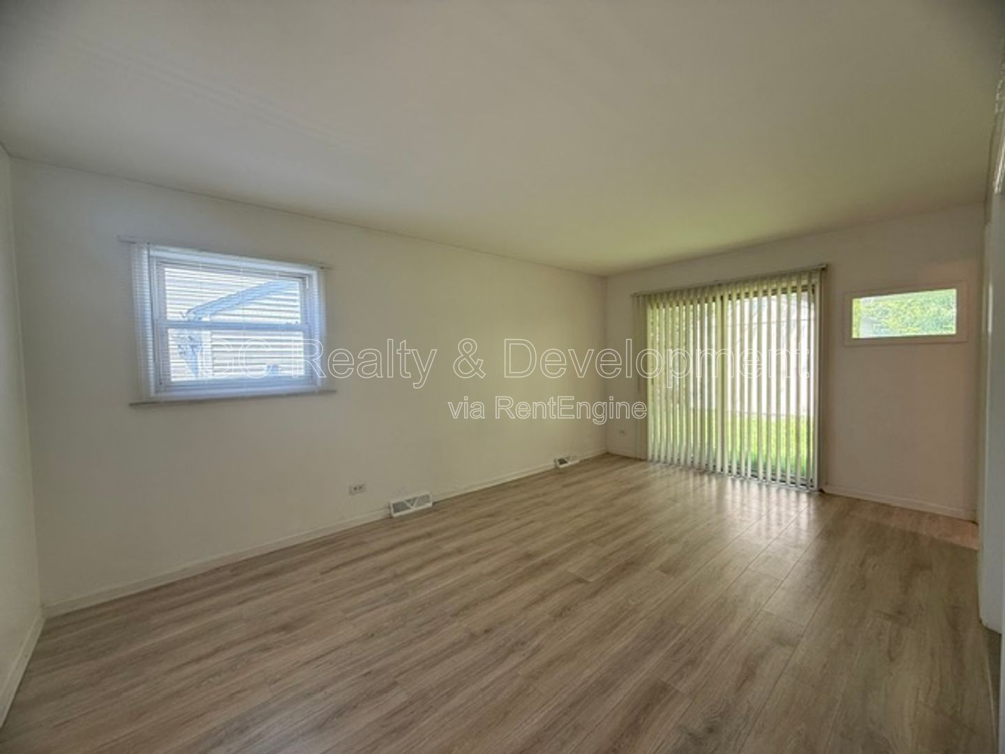 *** 3 BDRM - 2 BTH / CENTRAL AC / IN UNIT LAUNDRY / UPDATED THROUGHOUT / FENCED YARD *** property image