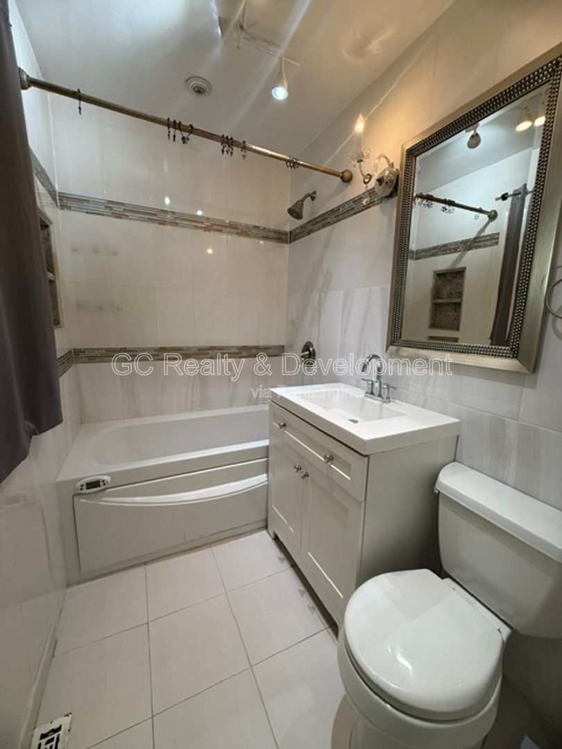 *** 3 BDRM - 2 BTH / CENTRAL AC / IN UNIT LAUNDRY / UPDATED THROUGHOUT / FENCED YARD *** property image