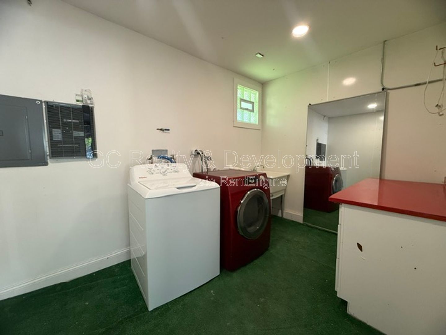 *** 3 BDRM - 2 BTH / CENTRAL AC / IN UNIT LAUNDRY / UPDATED THROUGHOUT / FENCED YARD *** property image