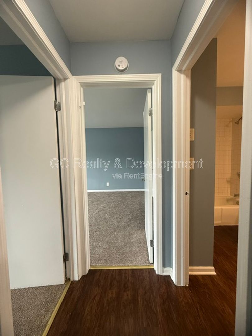 *** 2 BDRM / PET FRIENDLY / TENANT ONLY PAYS ELECTRIC / STORAGE UNIT / 2 PARKING SPOTS *** property image