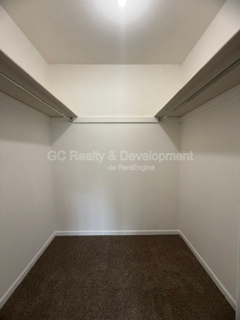 *** 2 BDRM / PET FRIENDLY / TENANT ONLY PAYS ELECTRIC / STORAGE UNIT / 2 PARKING SPOTS *** property image