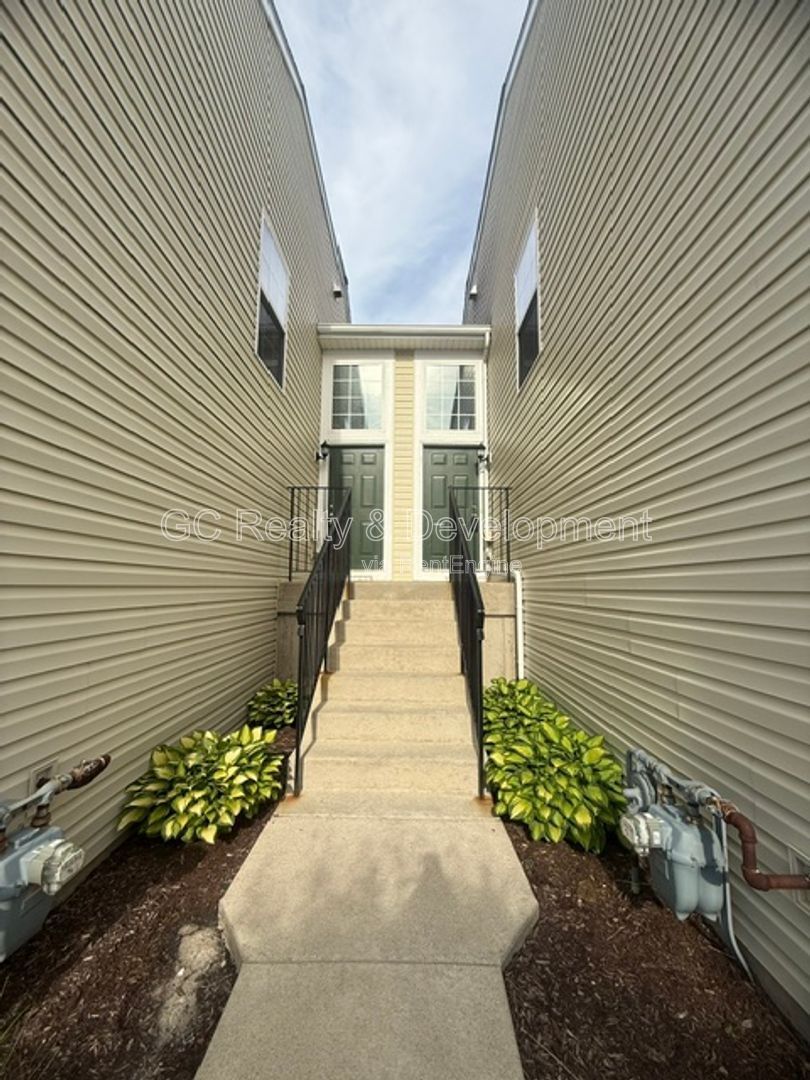*** 2BDRM - 2BTH TOWNHOME IN TUSCANY WOODS / LOFT + FINISHED LOWER LEVEL | PET FRIENDLY property image