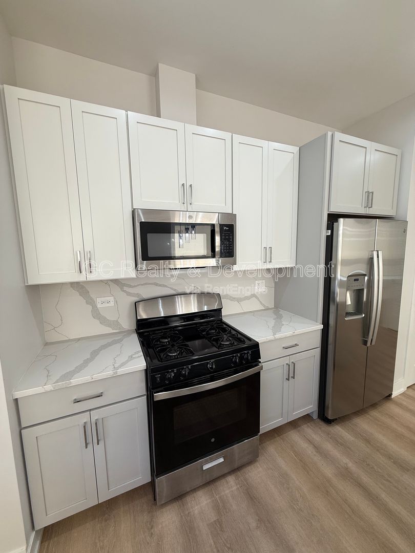 *** 1/2 MONTH RENT FREE /  2BR- 2 BTH / PARKING AVAIL / UPDATED THROUGHOUT / CENTRAL AC / IN UNIT LAUNDRY *** property image