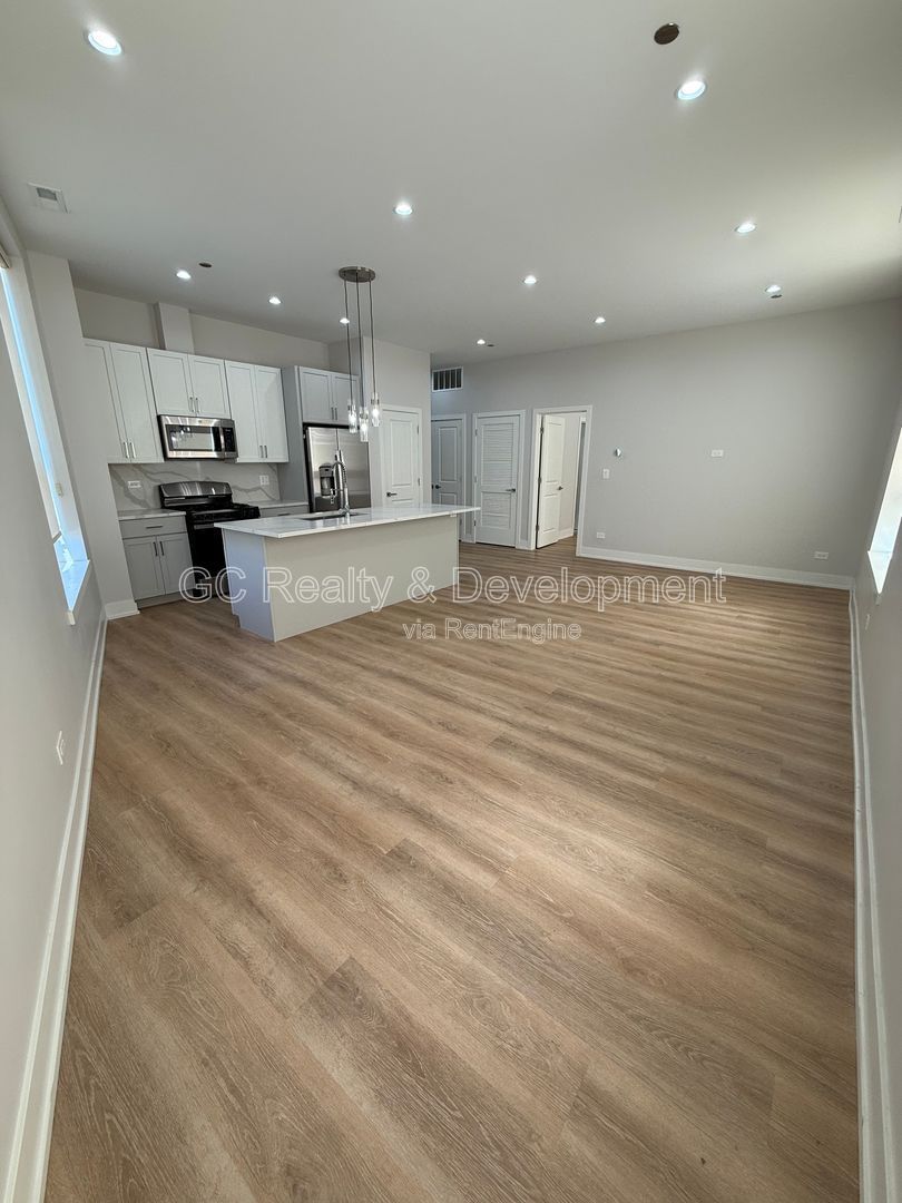 *** 1/2 MONTH RENT FREE /  2BR- 2 BTH / PARKING AVAIL / UPDATED THROUGHOUT / CENTRAL AC / IN UNIT LAUNDRY *** property image