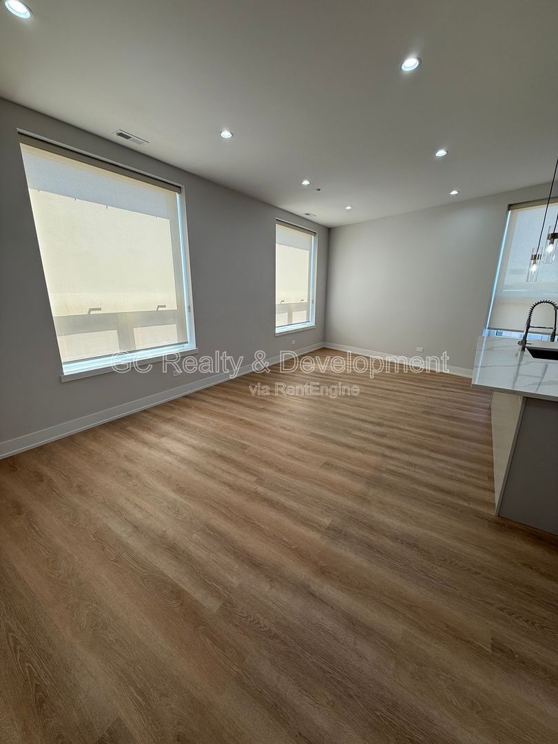 *** 1/2 MONTH RENT FREE /  2BR- 2 BTH / PARKING AVAIL / UPDATED THROUGHOUT / CENTRAL AC / IN UNIT LAUNDRY *** property image