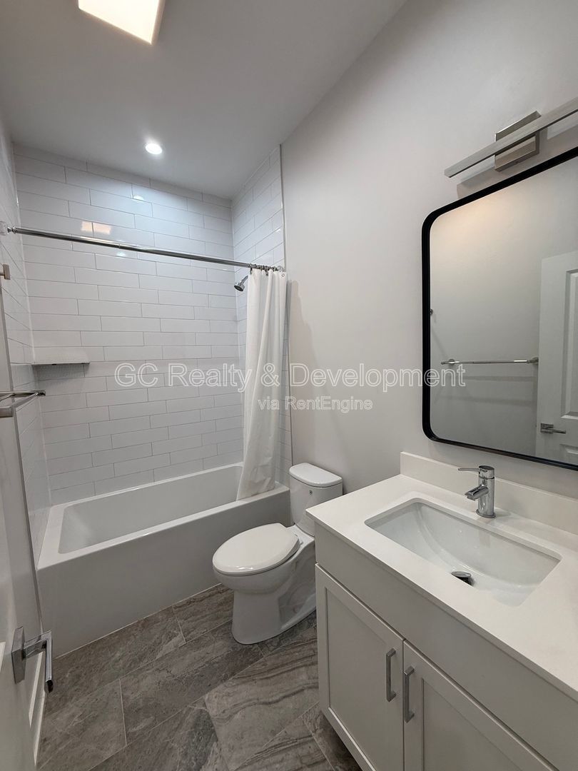 *** 1/2 MONTH RENT FREE /  2BR- 2 BTH / PARKING AVAIL / UPDATED THROUGHOUT / CENTRAL AC / IN UNIT LAUNDRY *** property image