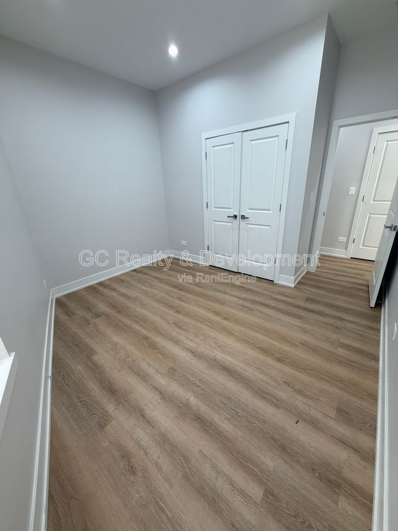 *** 1/2 MONTH RENT FREE /  2BR- 2 BTH / PARKING AVAIL / UPDATED THROUGHOUT / CENTRAL AC / IN UNIT LAUNDRY *** property image