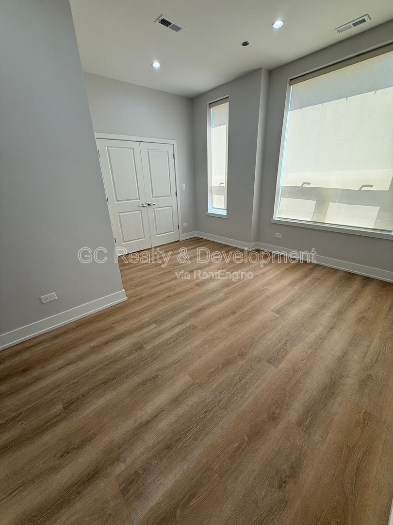*** 1/2 MONTH RENT FREE /  2BR- 2 BTH / PARKING AVAIL / UPDATED THROUGHOUT / CENTRAL AC / IN UNIT LAUNDRY *** property image