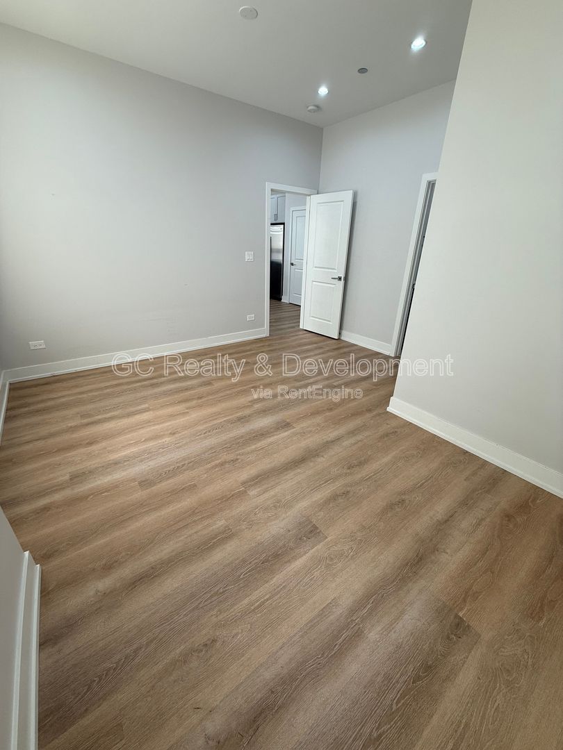 *** 1/2 MONTH RENT FREE /  2BR- 2 BTH / PARKING AVAIL / UPDATED THROUGHOUT / CENTRAL AC / IN UNIT LAUNDRY *** property image