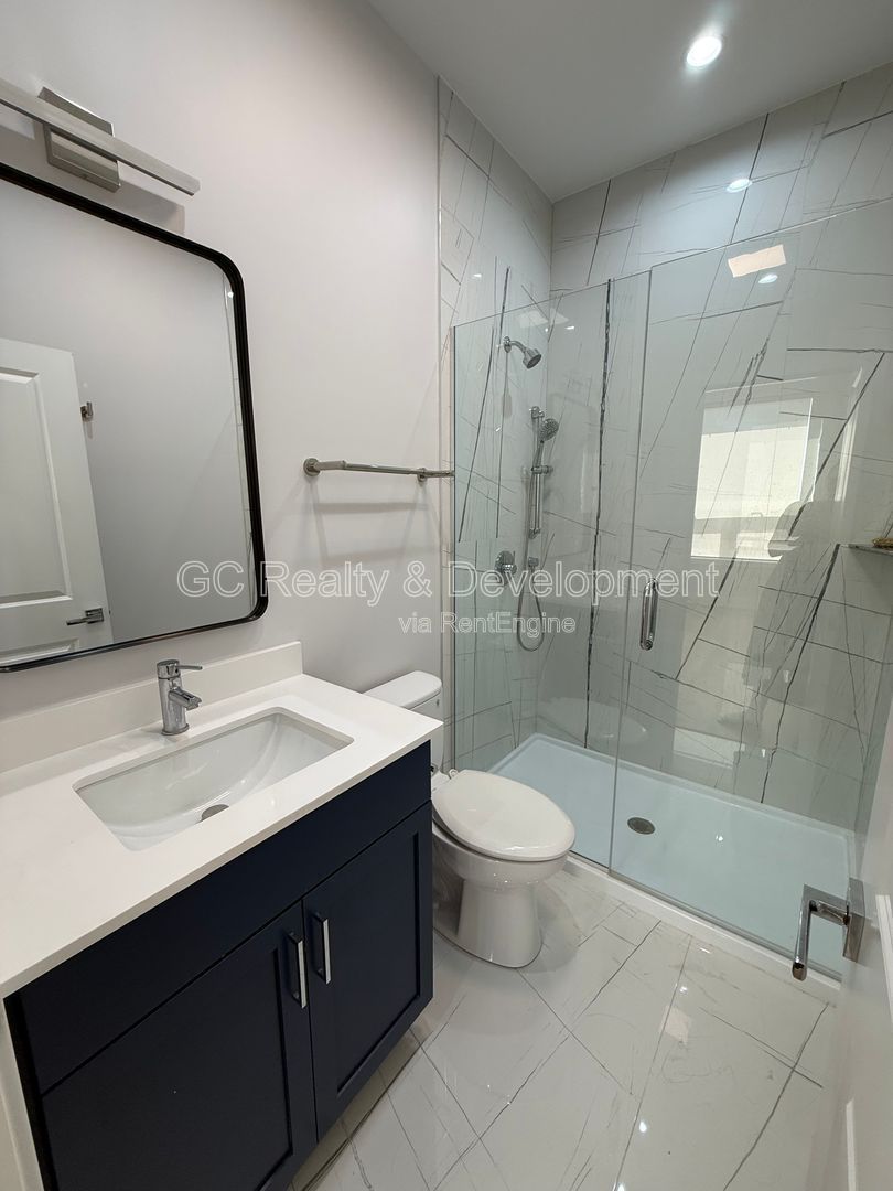 *** 1/2 MONTH RENT FREE /  2BR- 2 BTH / PARKING AVAIL / UPDATED THROUGHOUT / CENTRAL AC / IN UNIT LAUNDRY *** property image