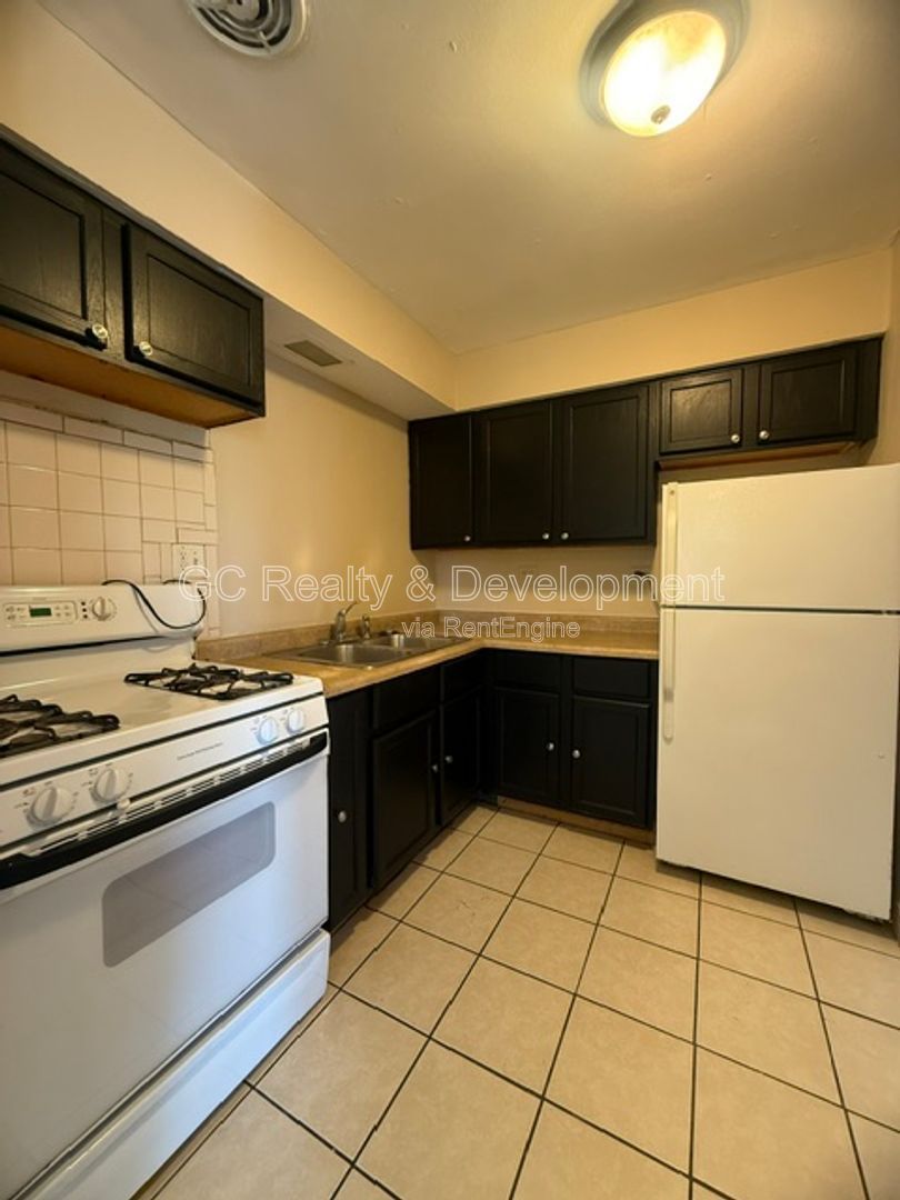 *** 2 BED / ONLY PAY ELECTRIC / BRAND NEW FLOORS / LAUNDRY ON SITE / PARKING INCL *** property image