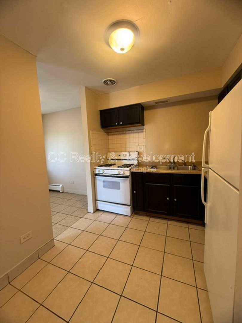 *** 2 BED / ONLY PAY ELECTRIC / BRAND NEW FLOORS / LAUNDRY ON SITE / PARKING INCL *** property image