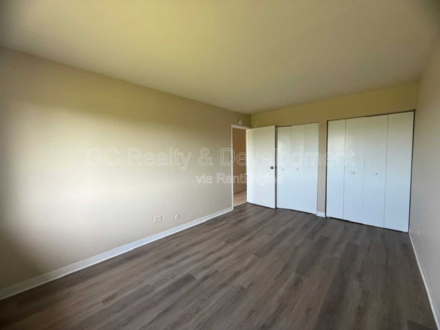 *** 2 BED / ONLY PAY ELECTRIC / BRAND NEW FLOORS / LAUNDRY ON SITE / PARKING INCL *** property image