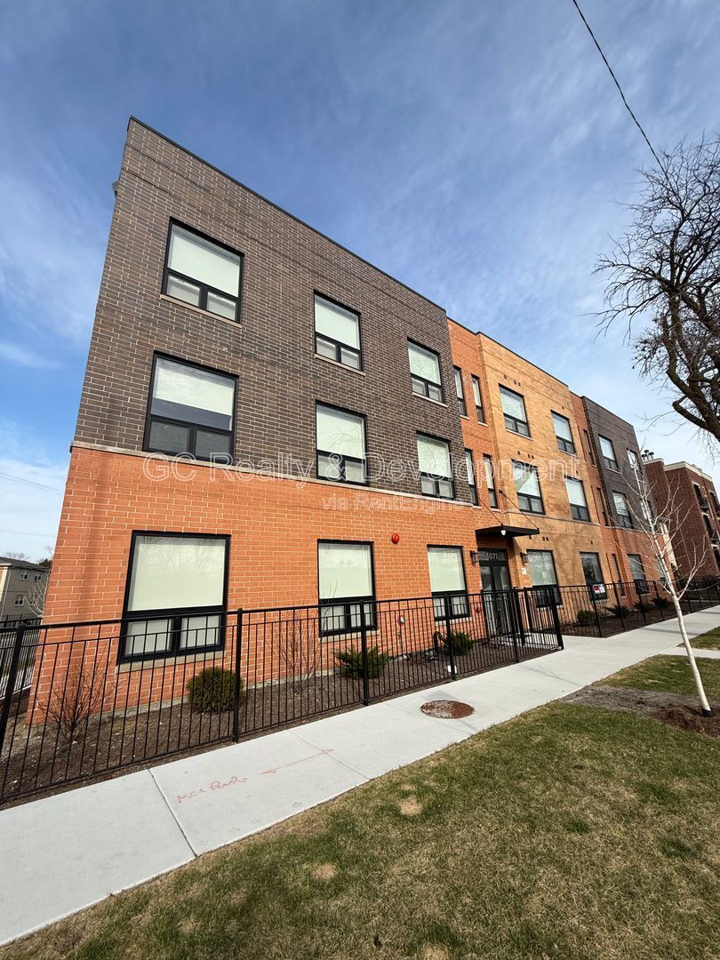 *** 1/2 MONTH RENT FREE / 2BR - 2 BTH / CENTRAL AC / IN UNIT LAUNDRY / GARAGE PARKING / WALK TO TRAIN *** property image