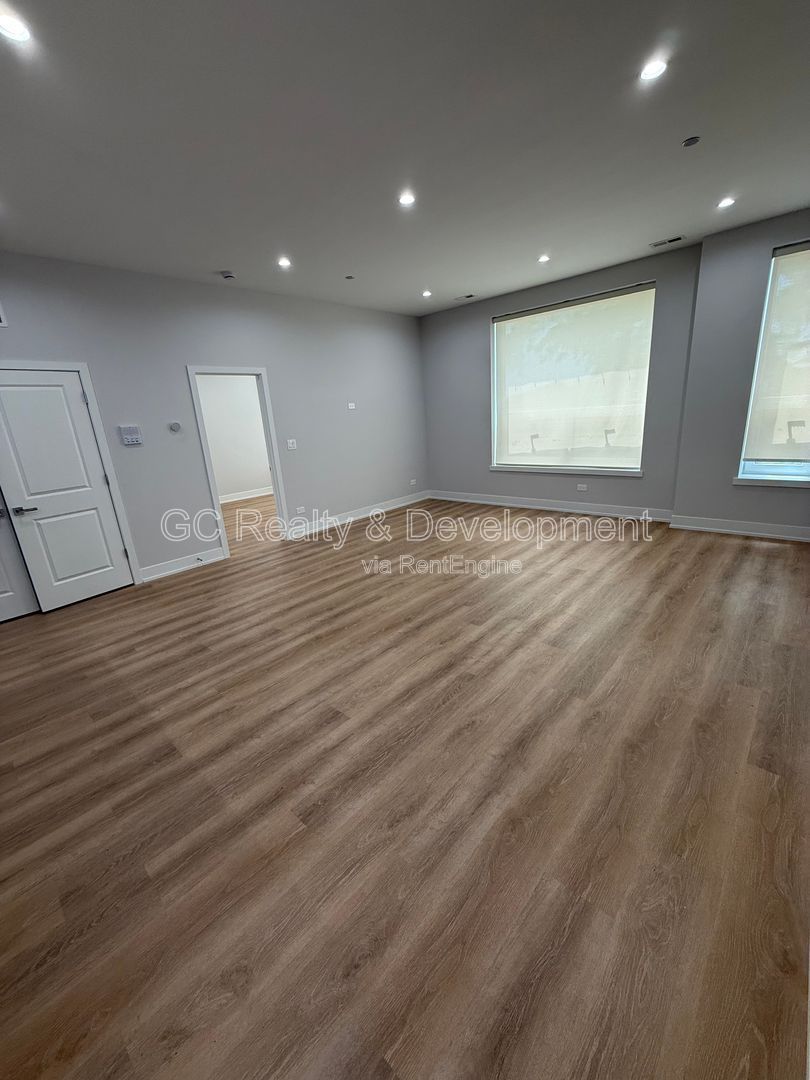 *** 1/2 MONTH RENT FREE / 2BR - 2 BTH / CENTRAL AC / IN UNIT LAUNDRY / GARAGE PARKING / WALK TO TRAIN *** property image