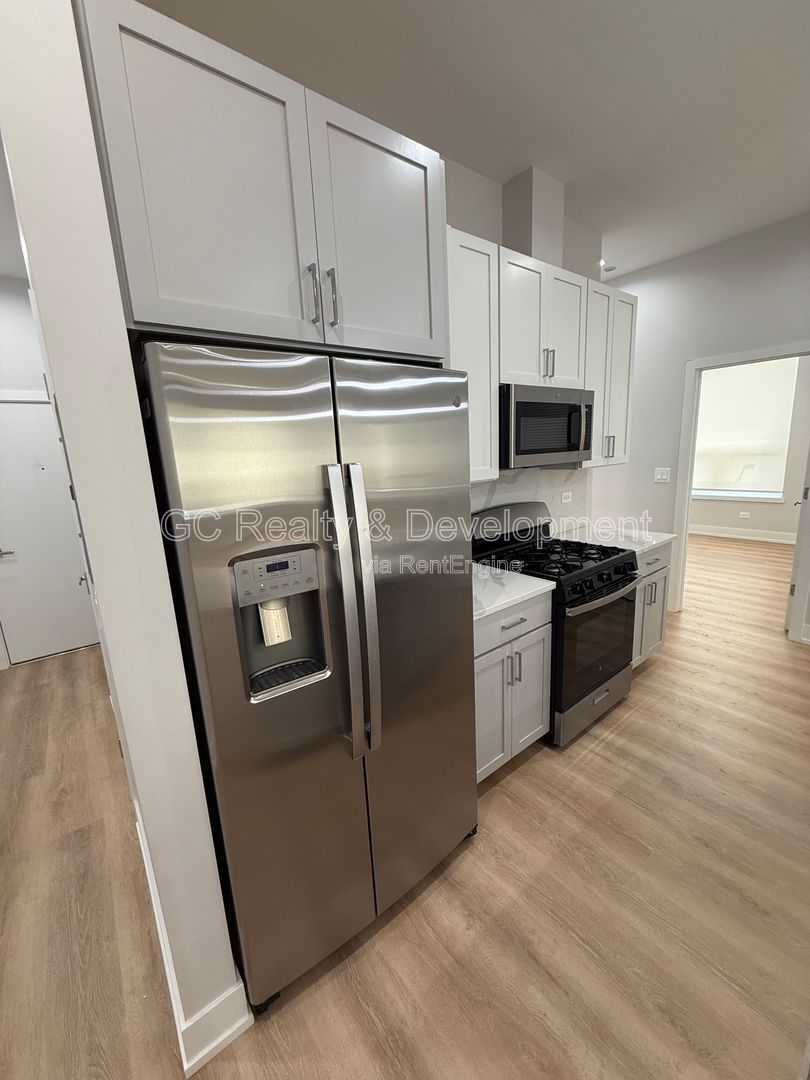 *** 1/2 MONTH RENT FREE / 2BR - 2 BTH / CENTRAL AC / IN UNIT LAUNDRY / GARAGE PARKING / WALK TO TRAIN *** property image