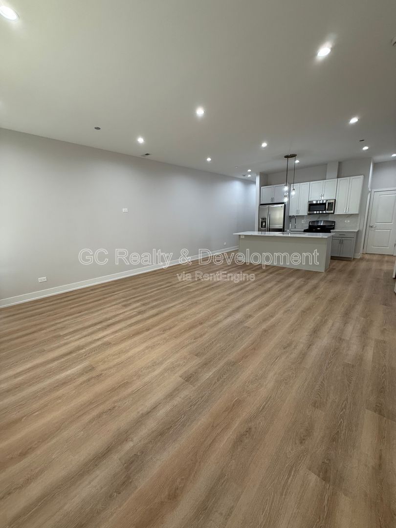 *** 1/2 MONTH RENT FREE / 2BR - 2 BTH / CENTRAL AC / IN UNIT LAUNDRY / GARAGE PARKING / WALK TO TRAIN *** property image