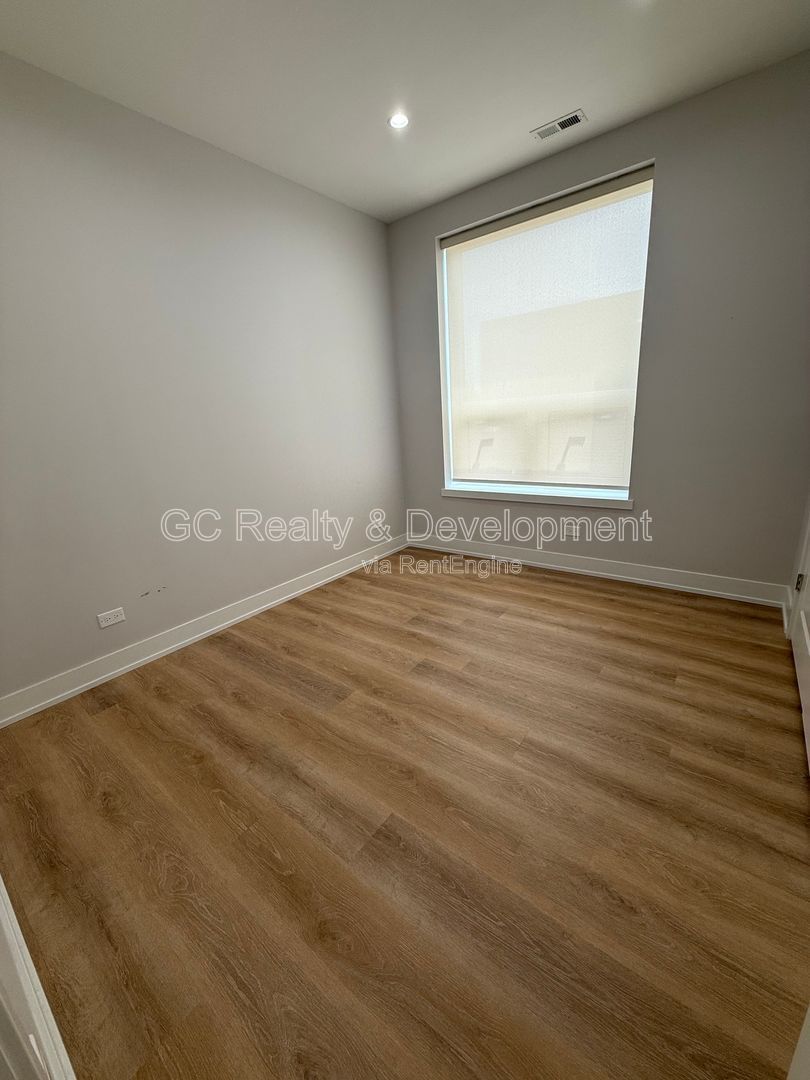 *** 1/2 MONTH RENT FREE / 2BR - 2 BTH / CENTRAL AC / IN UNIT LAUNDRY / GARAGE PARKING / WALK TO TRAIN *** property image