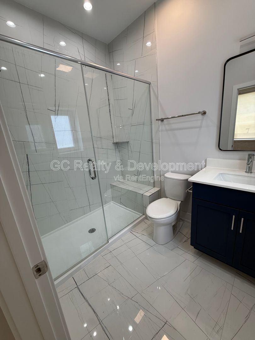 *** 1/2 MONTH RENT FREE / 2BR - 2 BTH / CENTRAL AC / IN UNIT LAUNDRY / GARAGE PARKING / WALK TO TRAIN *** property image