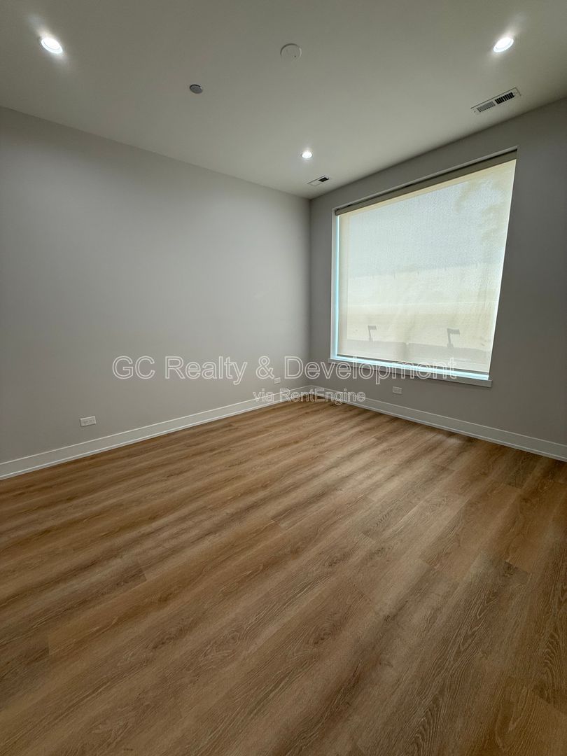 *** 1/2 MONTH RENT FREE / 2BR - 2 BTH / CENTRAL AC / IN UNIT LAUNDRY / GARAGE PARKING / WALK TO TRAIN *** property image