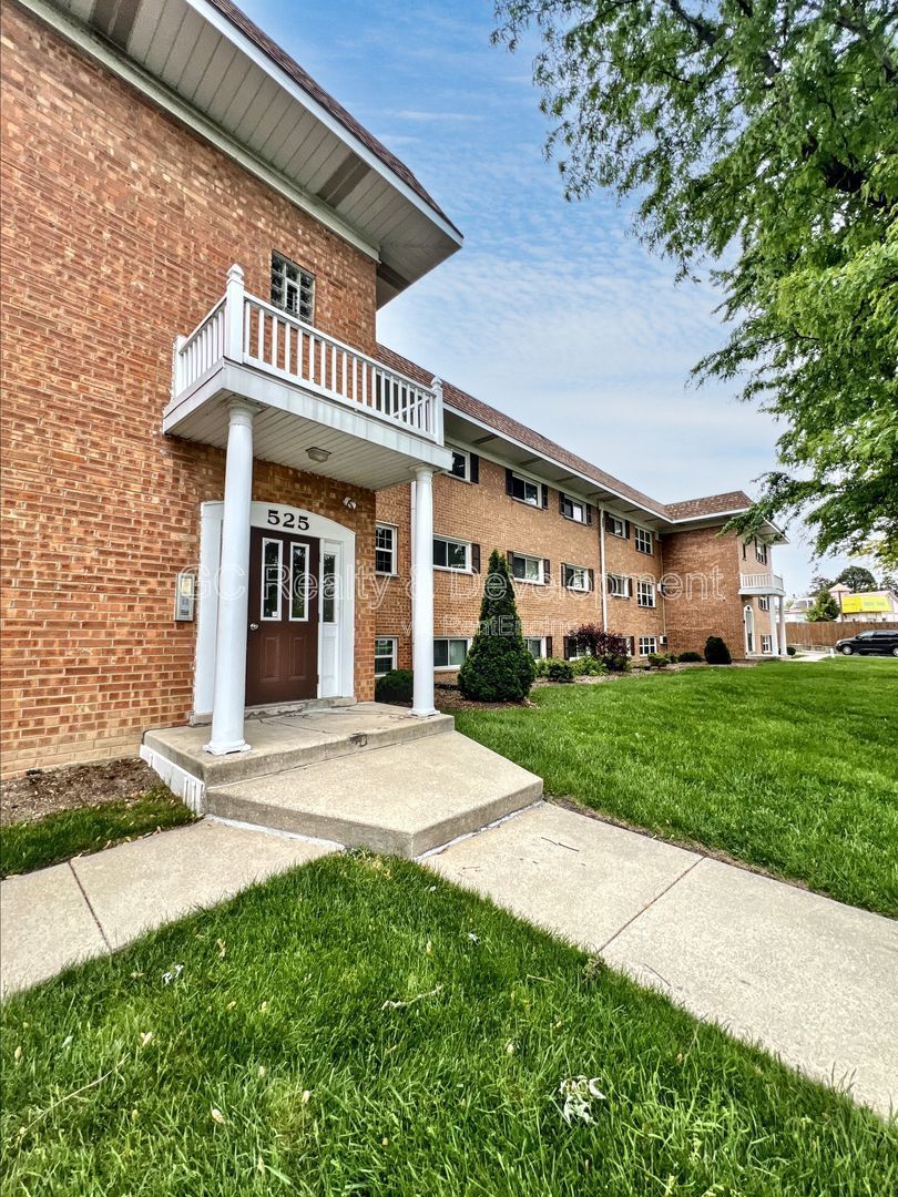 *** 2 BDRM / 2 PARKING SPOTS / TENANTS ONLY PAY ELECTRIC / NEAR SHOPPING & TRANSIT *** property image