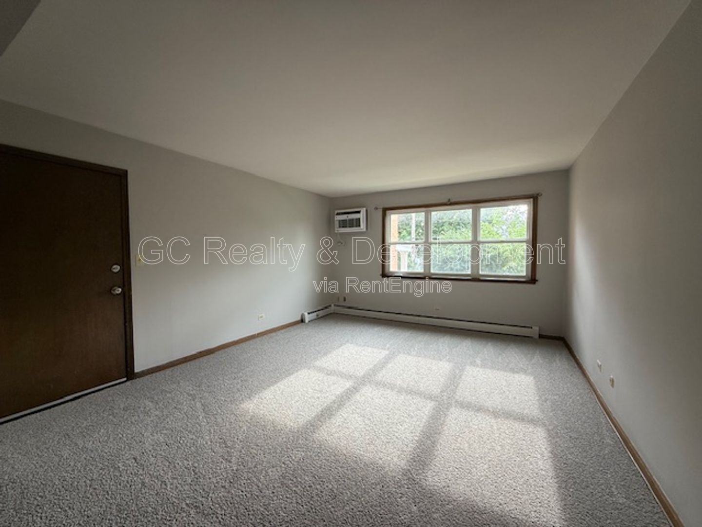 *** 2 BDRM / 2 PARKING SPOTS / TENANTS ONLY PAY ELECTRIC / NEAR SHOPPING & TRANSIT *** property image