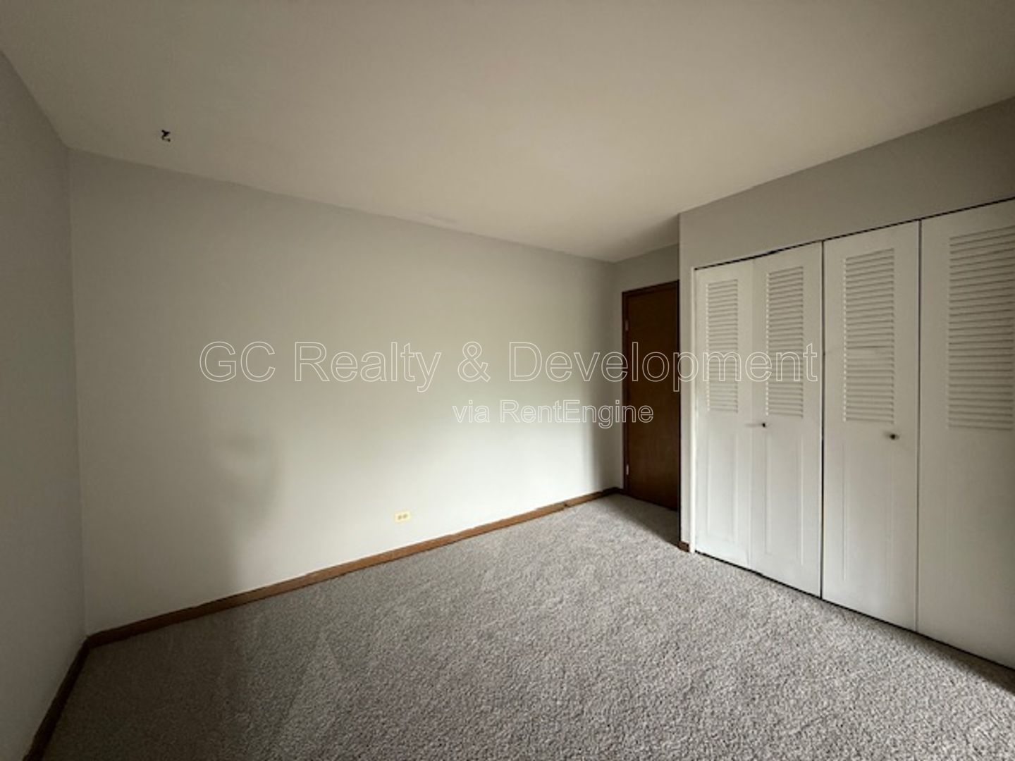 *** 2 BDRM / 2 PARKING SPOTS / TENANTS ONLY PAY ELECTRIC / NEAR SHOPPING & TRANSIT *** property image