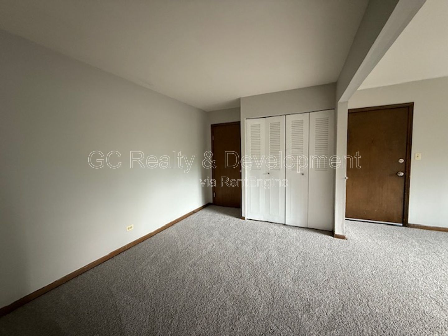 *** 2 BDRM / 2 PARKING SPOTS / TENANTS ONLY PAY ELECTRIC / NEAR SHOPPING & TRANSIT *** property image
