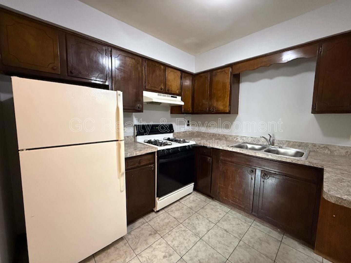 *** 2 BDRM / 2 PARKING SPOTS / TENANTS ONLY PAY ELECTRIC / NEAR SHOPPING & TRANSIT *** property image