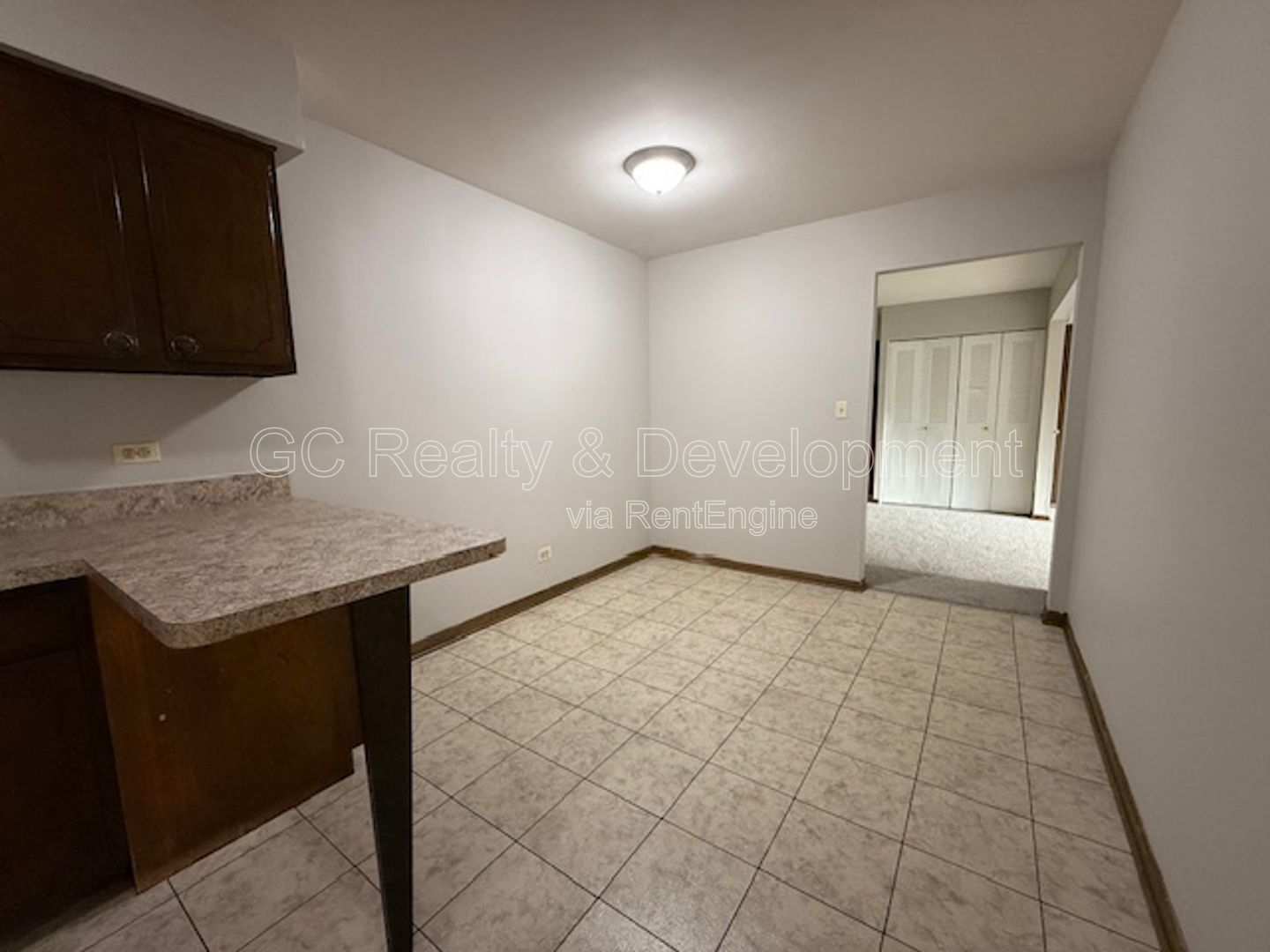 *** 2 BDRM / 2 PARKING SPOTS / TENANTS ONLY PAY ELECTRIC / NEAR SHOPPING & TRANSIT *** property image