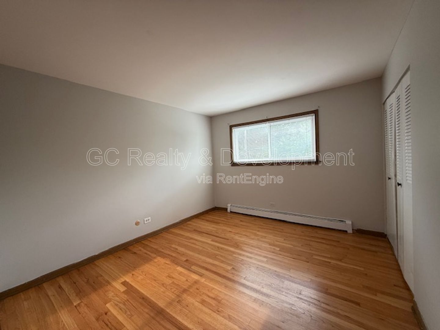 *** 2 BDRM / 2 PARKING SPOTS / TENANTS ONLY PAY ELECTRIC / NEAR SHOPPING & TRANSIT *** property image