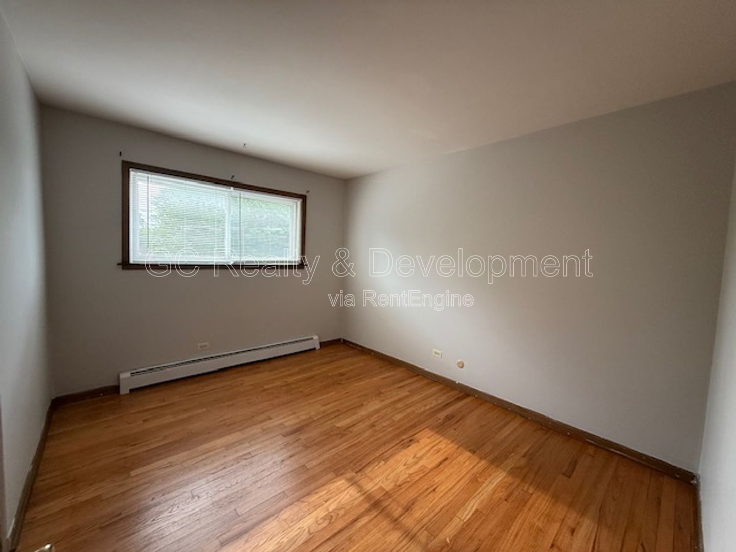 *** 2 BDRM / 2 PARKING SPOTS / TENANTS ONLY PAY ELECTRIC / NEAR SHOPPING & TRANSIT *** property image