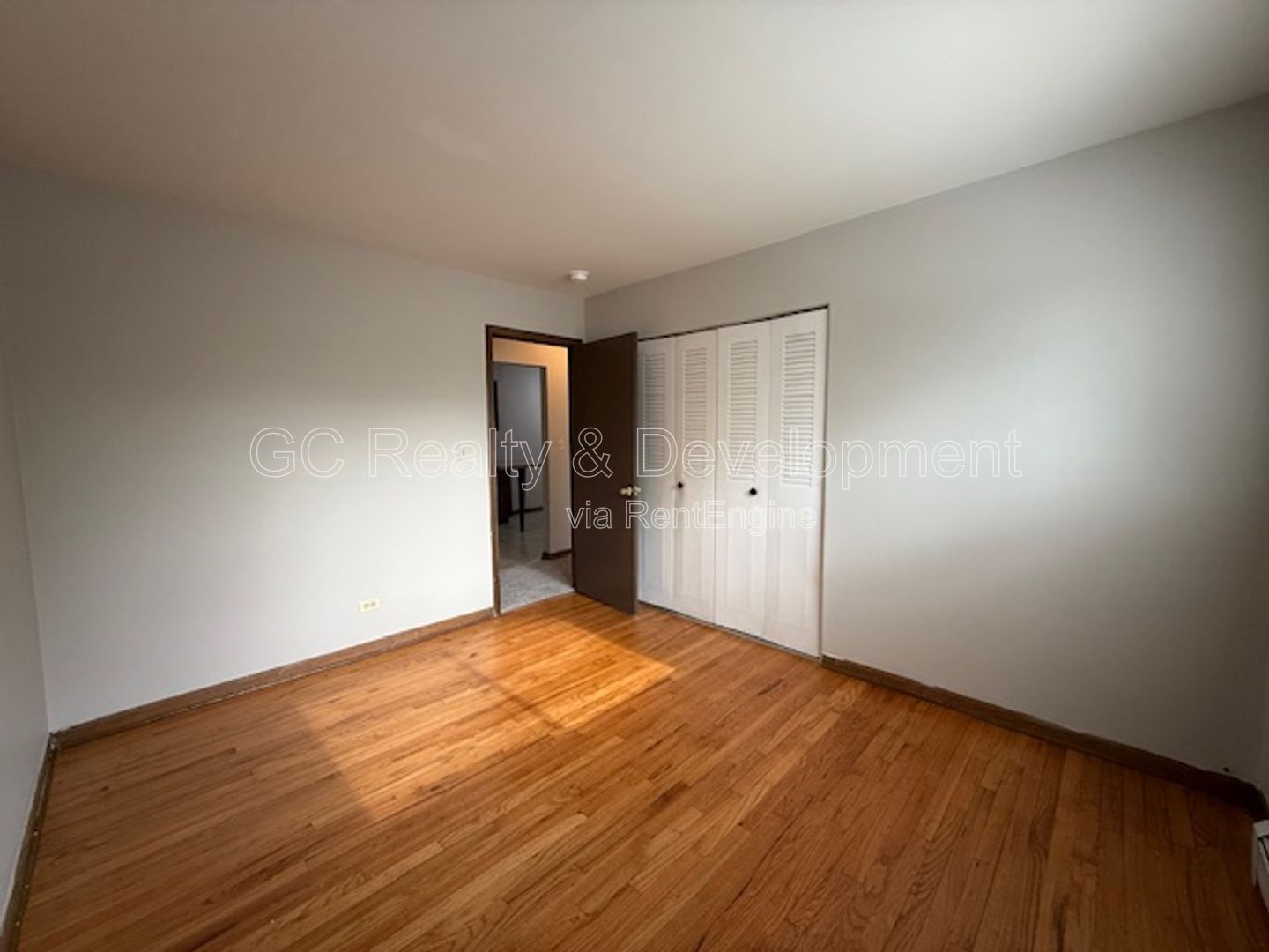 *** 2 BDRM / 2 PARKING SPOTS / TENANTS ONLY PAY ELECTRIC / NEAR SHOPPING & TRANSIT *** property image