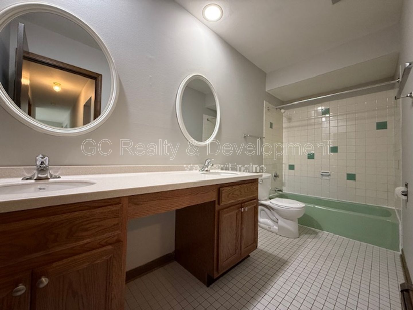 *** 2 BDRM / 2 PARKING SPOTS / TENANTS ONLY PAY ELECTRIC / NEAR SHOPPING & TRANSIT *** property image