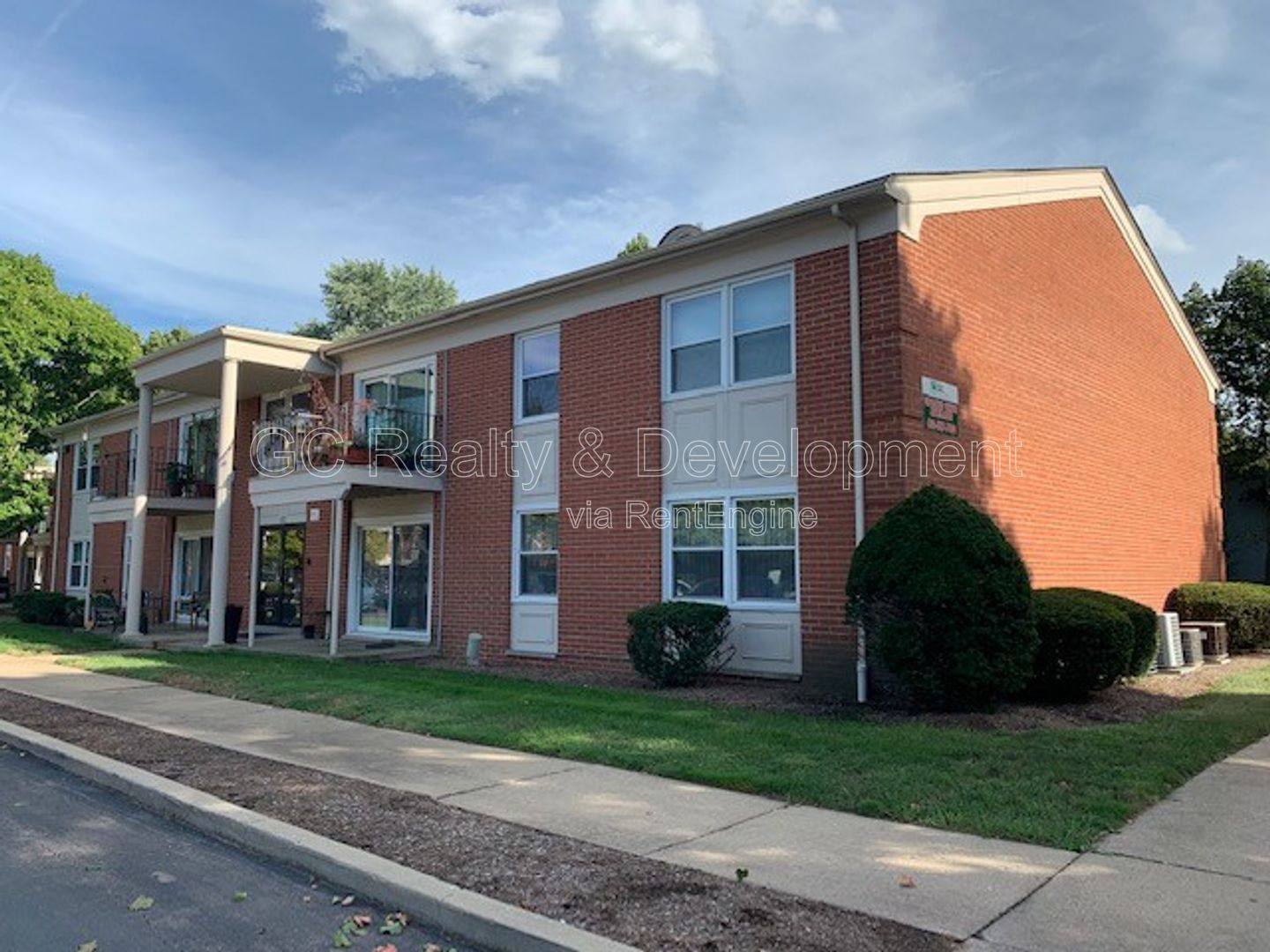 *** 2 BDRM / FIRST FLOOR UNIT / LAUNDRY IN BUILDING / PET FRIENDLY *** property image