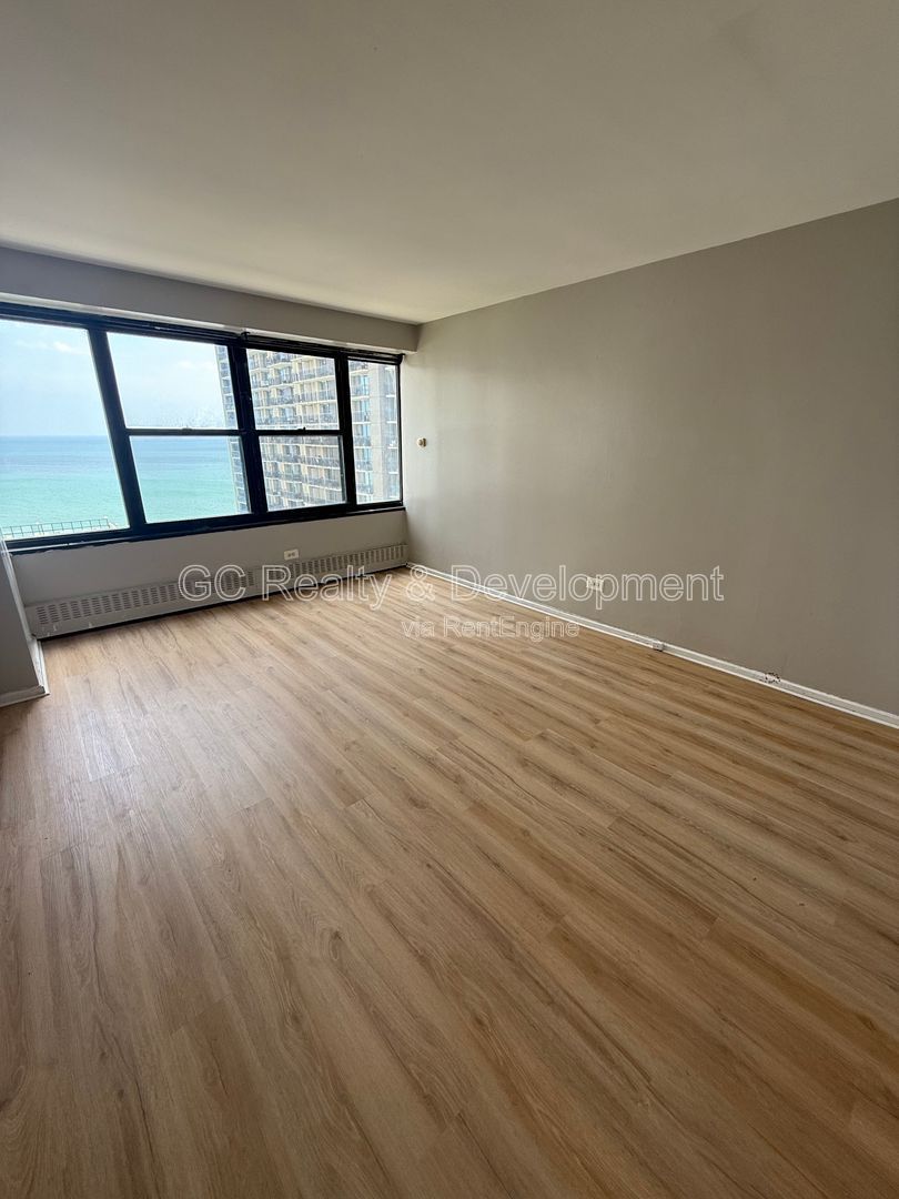 *** STUNNING LAKE & BEACH VIEWS / 1 BDRM / 24 HR DOOR STAFF / FITNESS CENTER / HEAT INCLUDED *** property image