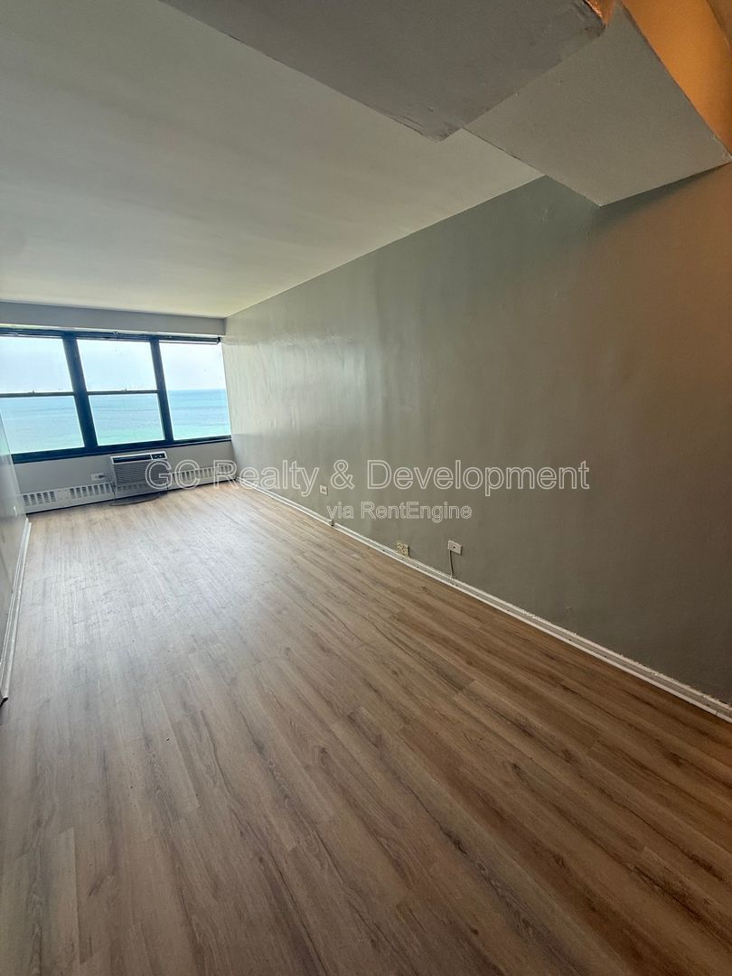 *** STUNNING LAKE & BEACH VIEWS / 1 BDRM / 24 HR DOOR STAFF / FITNESS CENTER / HEAT INCLUDED *** property image