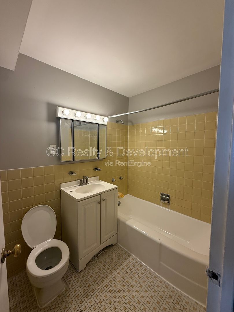 *** STUNNING LAKE & BEACH VIEWS / 1 BDRM / 24 HR DOOR STAFF / FITNESS CENTER / HEAT INCLUDED *** property image