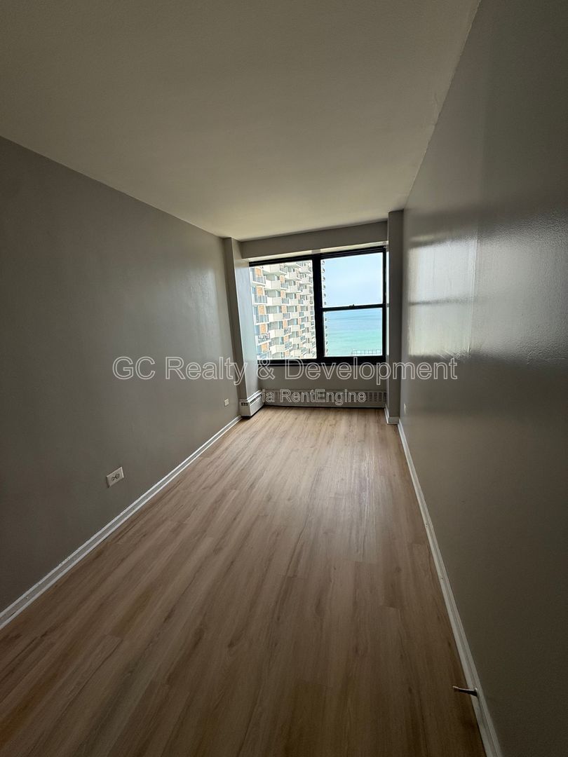 *** STUNNING LAKE & BEACH VIEWS / 1 BDRM / 24 HR DOOR STAFF / FITNESS CENTER / HEAT INCLUDED *** property image
