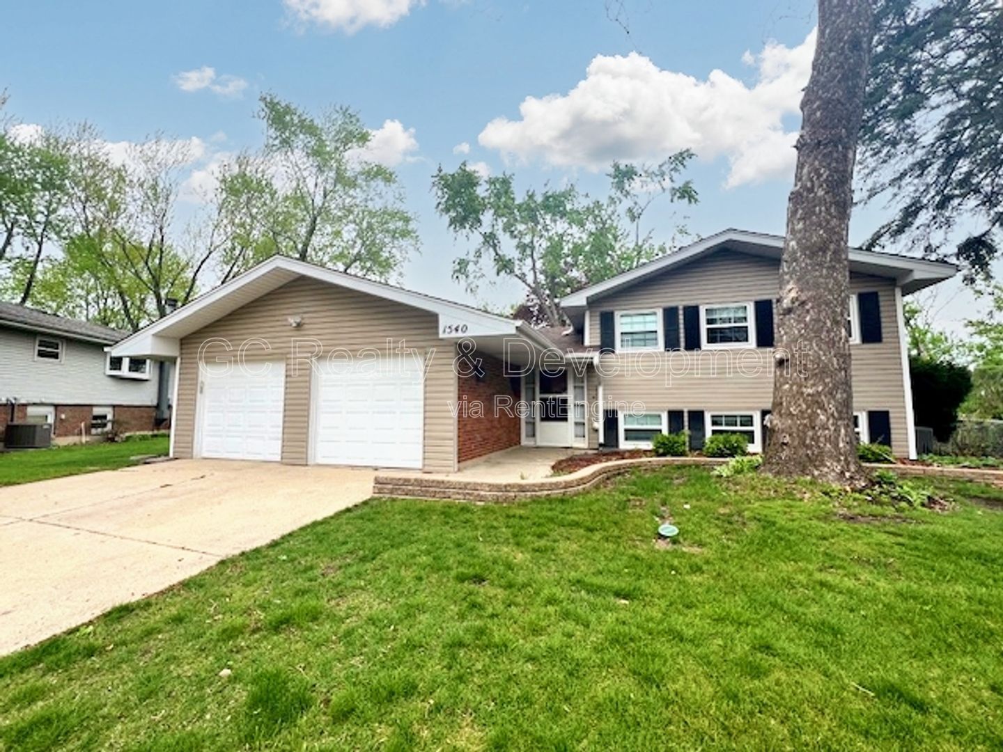 ***HOFFMAN ESTATES / 4 BDRM / 2 BTH / SS APPL INCL / LAUNDRY ROOM / ATTACHED 2-CAR GARAGE*** property image