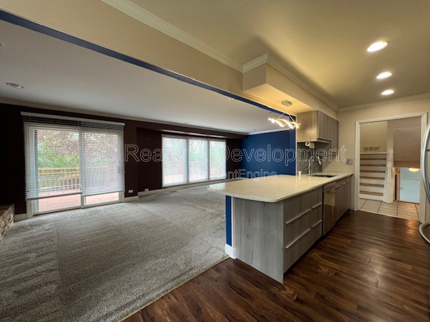 ***HOFFMAN ESTATES / 4 BDRM / 2 BTH / SS APPL INCL / LAUNDRY ROOM / ATTACHED 2-CAR GARAGE*** property image